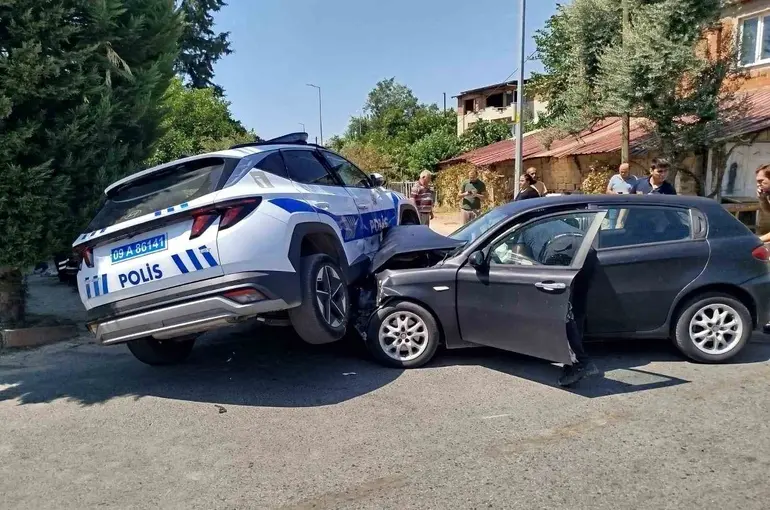 Nazilli’de polis aracı ile otomobil çarpıştı: 2 yaralı
