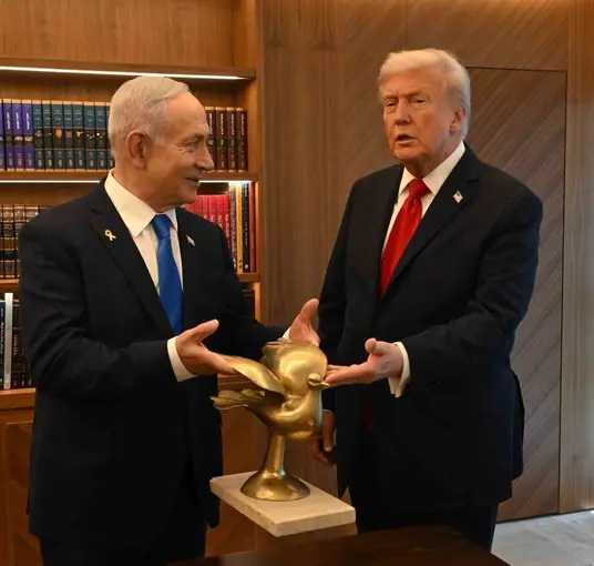 Netanyahu, Trump’a "Altın Güvercin" hediye etti
