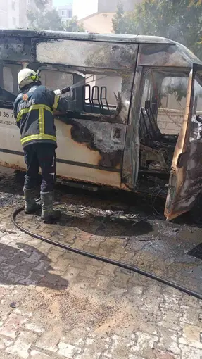 Nevşehir’de park halindeki minibüs alev alev yandı
