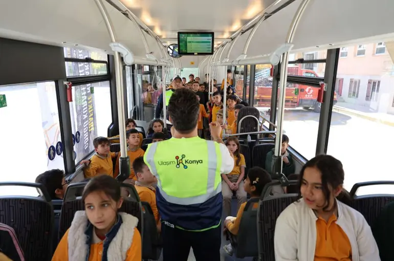 Nezaket Otobüsü 7 İlkokulda 2 Bin 220 Öğrenciye Trafik Bilinci Kazandırdı