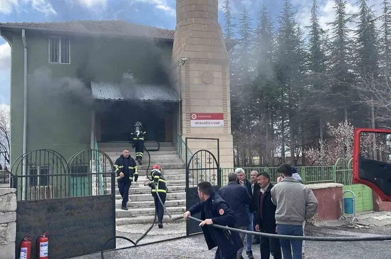 Niğde’de camide yangın, ekiplerin müdahalesi sürüyor
