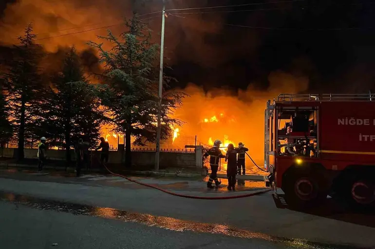 Niğde’de fabrika yangını
