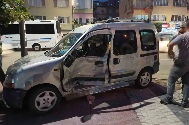 Niğde’de panelvan araç ve motosiklete çarpan hafif ticari araç, ağaca çarparak durabildi: 3 yaralı
