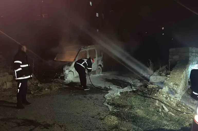 Niğde’de park halindeki araç yandı
