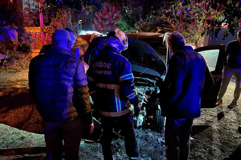Niğde’de park halindeki otomobil yandı

