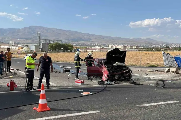 Niğde’de refüje çarpan otomobil alev aldı: 1 yaralı
