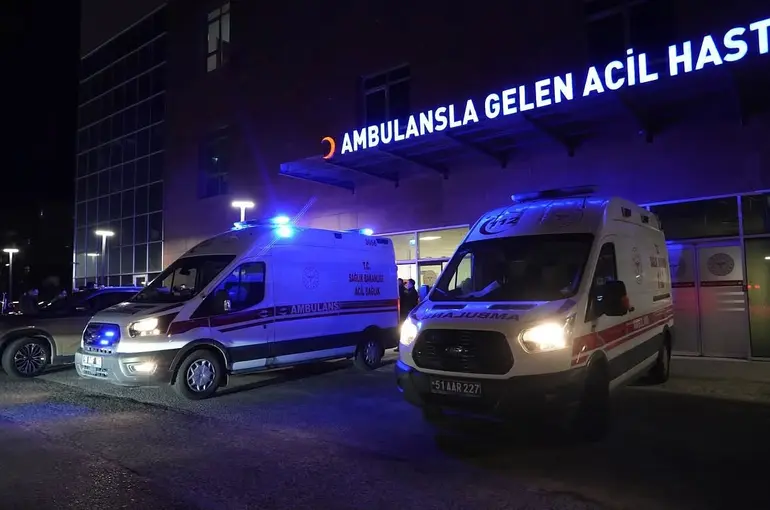 Niğde’de tır ile hafif ticari araç kafa kafaya çarpıştı: 2 ölü, 1 yaralı
