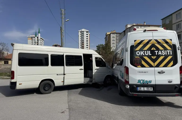 Öğrenci ile rehabilitasyon servisinin çarpışmasıyla 5 kişi yaralandı