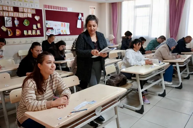 Öğrenciler dışarıda, veliler sınavda
