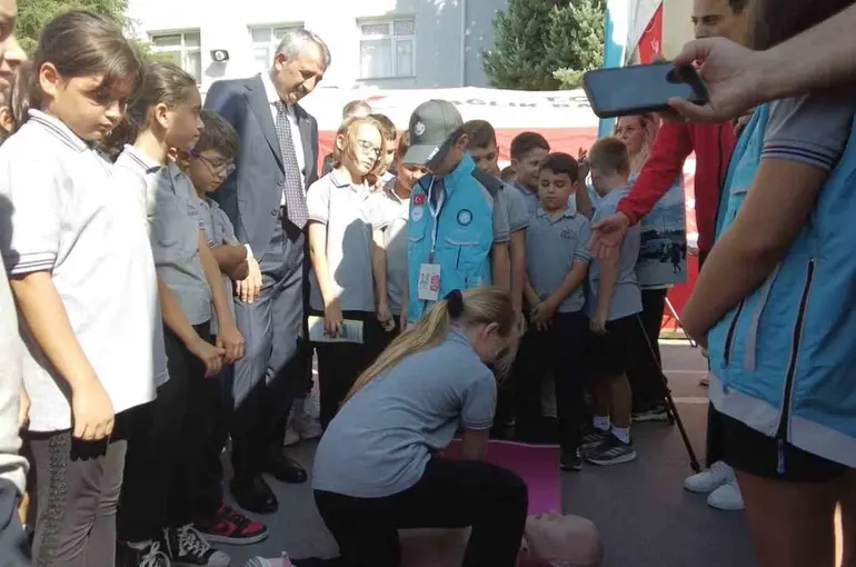 Öğrenciler kalp masajını ve acil müdahaleleri öğrendi
