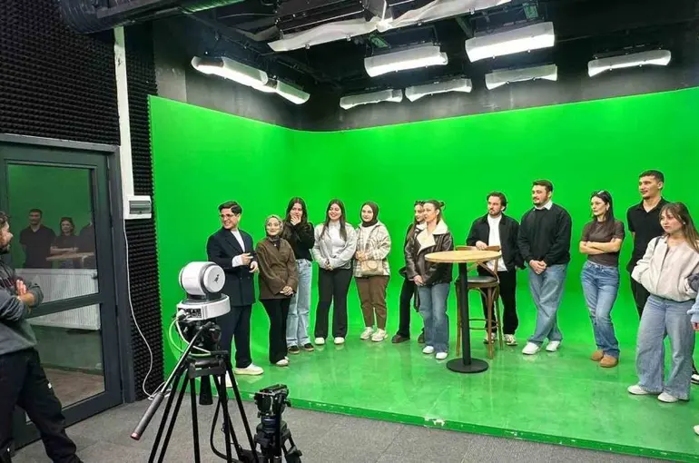 Öğrenciler program yapımını stüdyoda deneyimliyor
