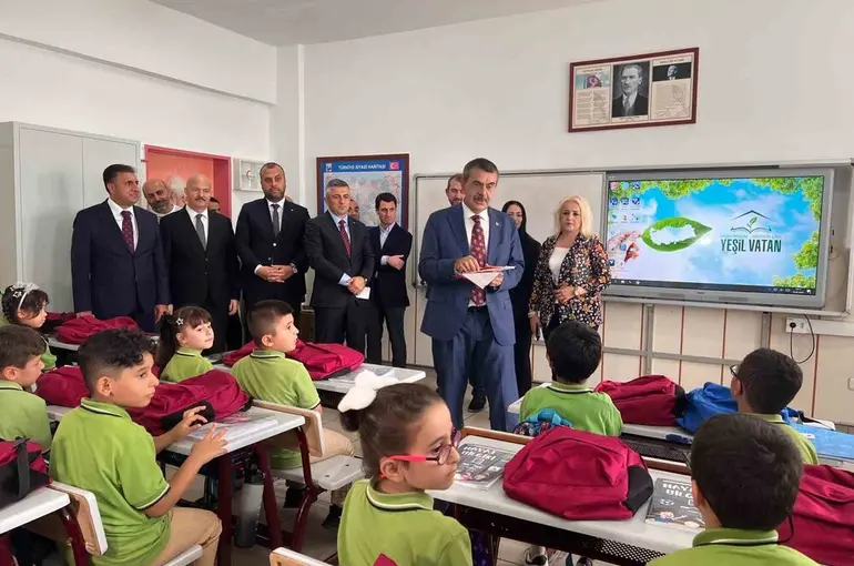 Öğrencilerden Bakan Tekin’e sevgi seli
