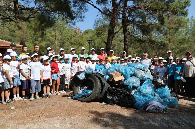 Öğrencilerden ’Yeşil Vatan’ için anlamlı çalışma: Torba torba çöp topladılar
