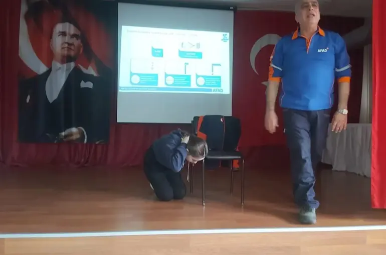 Öğrencilere afet bilinci aşılandı, tahliye tatbikatı yapıldı
