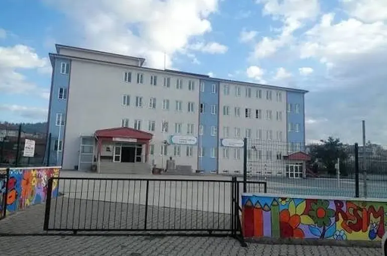 Öğrencilere iletişim dilinde nezaket ve saygı projesi: "Dilini Kirletme"
