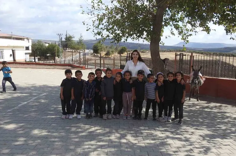 Öğretmen, çocuklara eşekle okuma yazmayı sevdirdi
