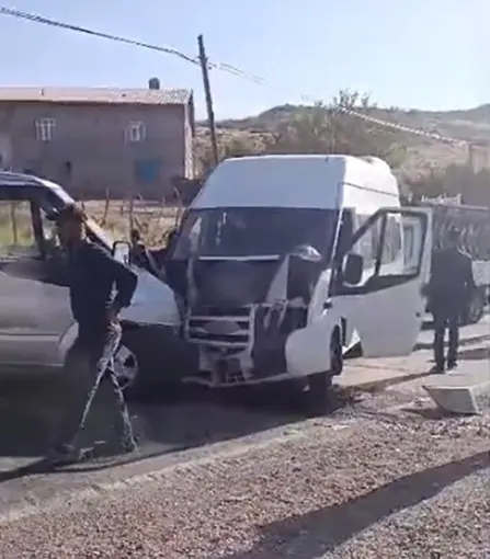 Öğretmenleri taşıyan minibüs ile yolcu aracı çarpıştı: 11 yaralı
