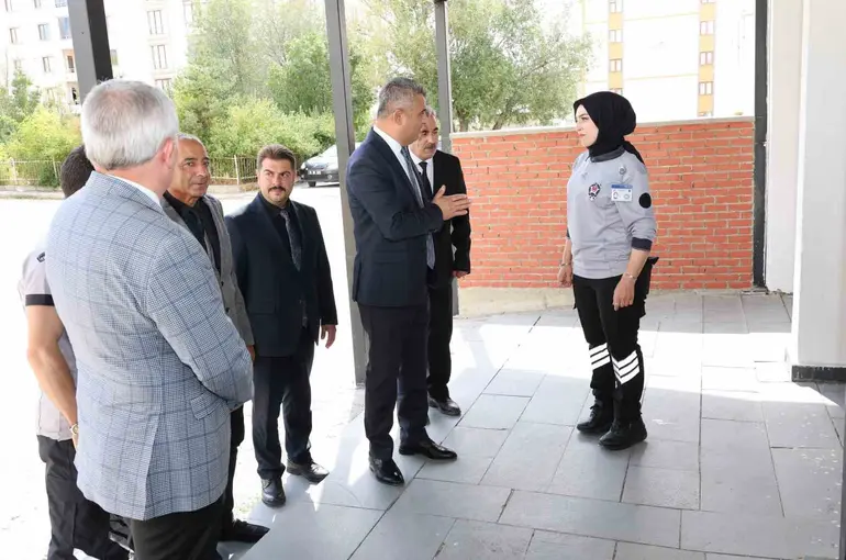 Okul bahçe görevlileri görev başında
