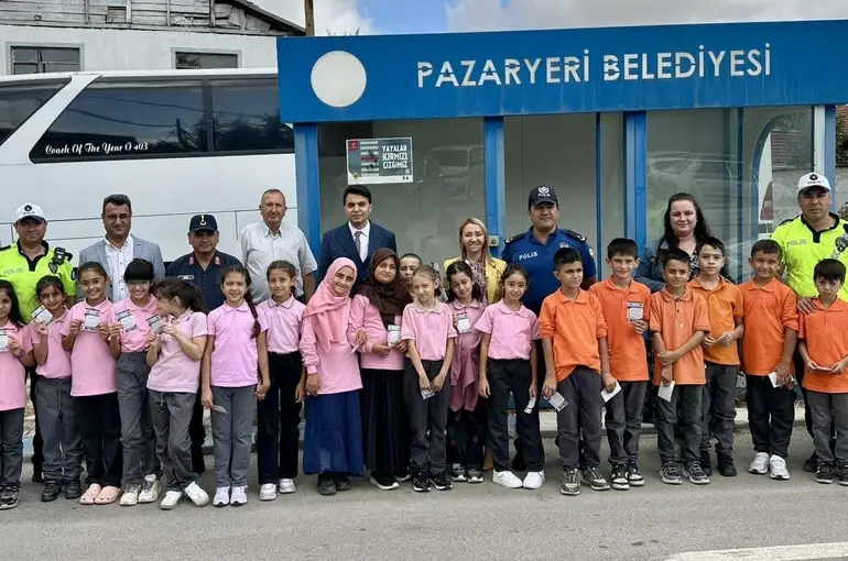 Okul çevresinde bulunan yaya yolunu çocuklar boyadı
