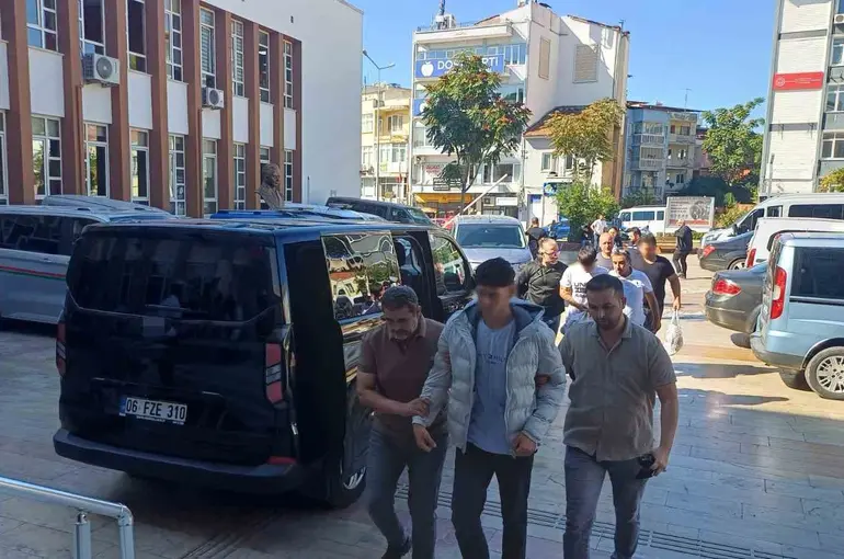 Okul çevresinde pompalı tüfekle yakalanan şüpheliler adliyeye sevk edildi
