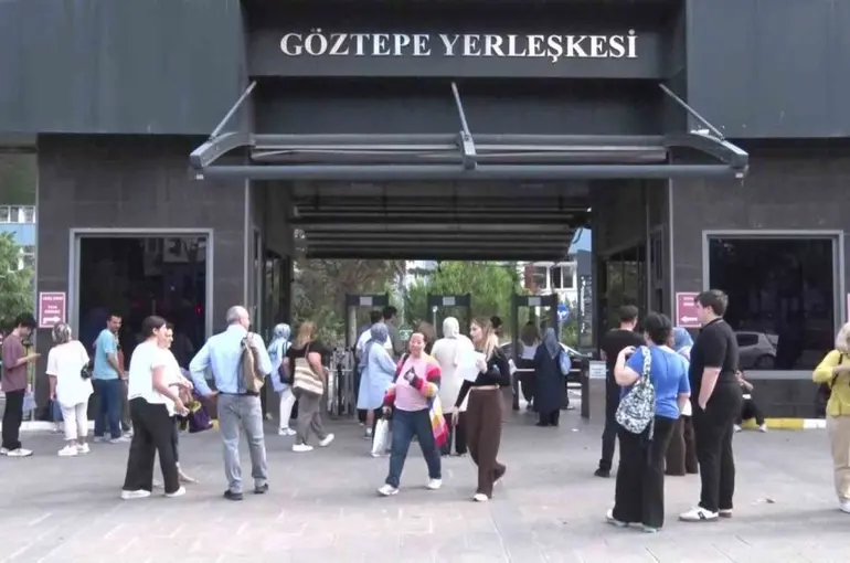 Okul önlerinde heyecanlı YKS bekleyişi başladı
