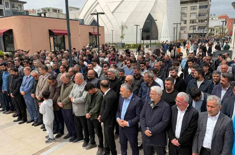 Okul saldırısında hayatını kaybedenler için gıyabi cenaze namazı kılındı
