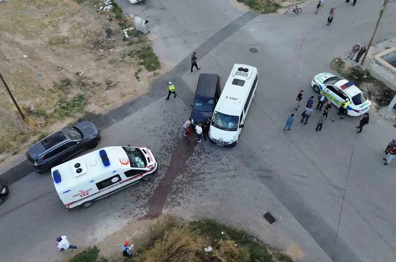 Okul servisi ile hafif ticari araç çarpıştı: 6 yaralı
