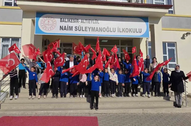 Okullarda Türk bayraklı tören
