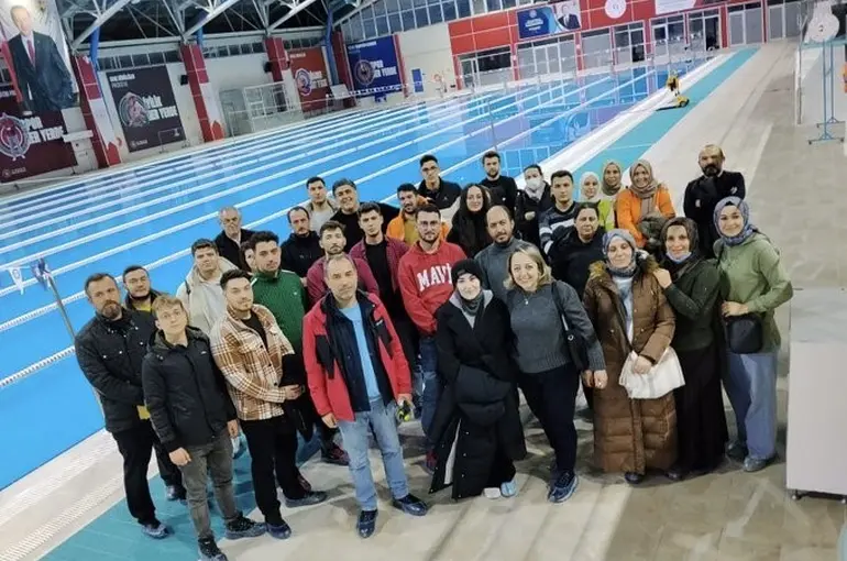 Olimpik yüzme havuzunda uygulamalı eğitim
