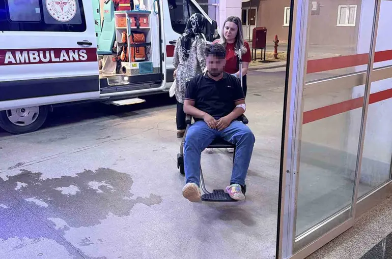 Önündeki araca çarpmamak için refüje çıktı: 2 yaralı
