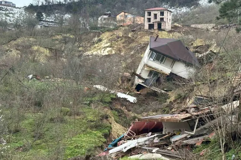 Ordu’da heyelan: Evler yıkıldı, yol çöktü
