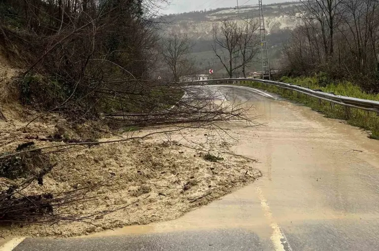 Ordu’da Ünye-Kumru bağlantı yolunda heyelan
