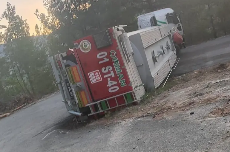 Orman yangınına müdahaleden dönen su tankeri devrildi
