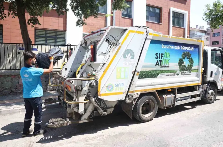 Osmangazi’de çöp evden 2,5 ton geri dönüşüm atığı çıkarıldı
