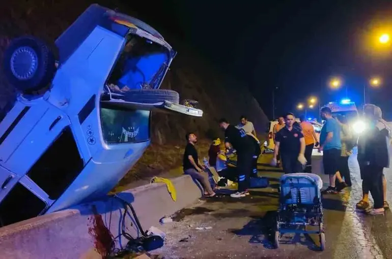 Osmaniye’de aynı yönde iki otomobil kaza yaptı: 3 yaralı
