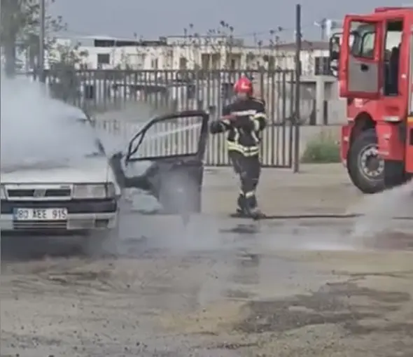 Osmaniye’de park halindeki otomobil alev alev yandı
