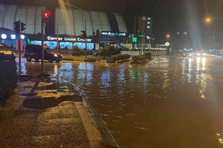 Osmaniye’de sağanak yağış hayatı olumsuz etkiledi
