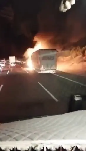 Otobanda tır yandı, patlama anı kamerada
