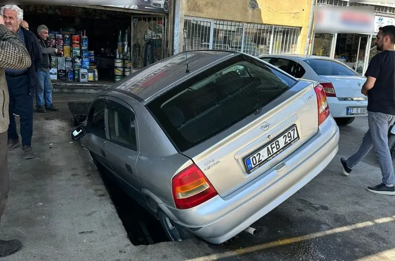 Otomobil bakım kanalına düştü
