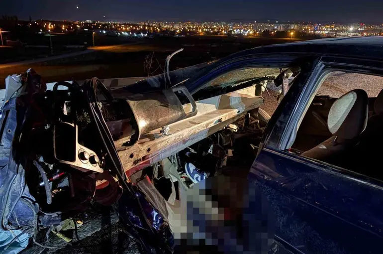Otomobil bariyerlere ok gibi saplandı: 1 ağır yaralı
