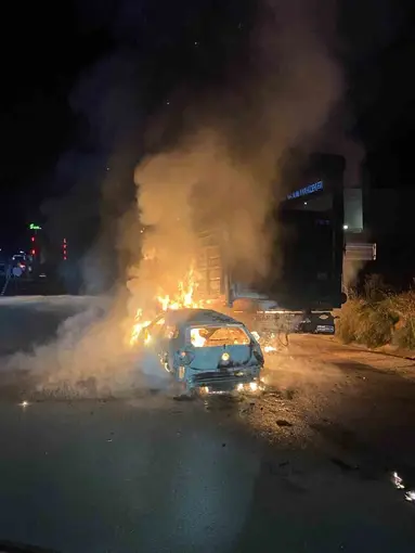 Otomobil ile büyükbaş hayvan yüklü tırın çarpışması sonucu yangın çıktı, 4 hayvan telef oldu

