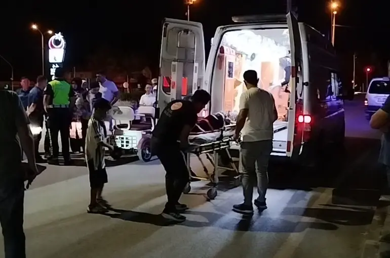 Otomobil ile elektrikli motosiklet çarpıştı: 3 yaralı
