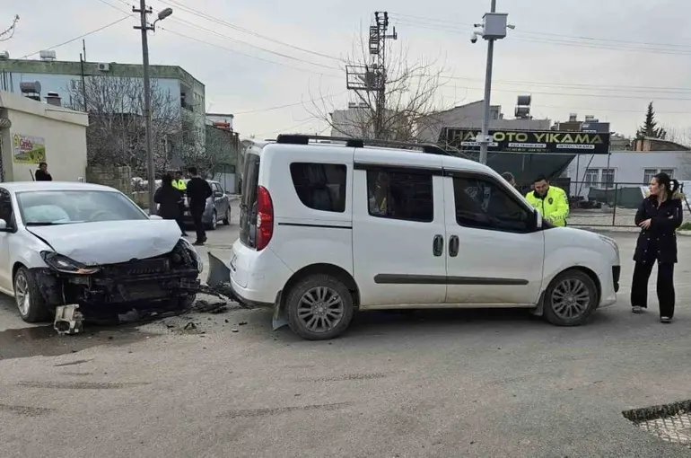 Otomobil ile hafif ticari araç çarpıştı: 1 yaralı
