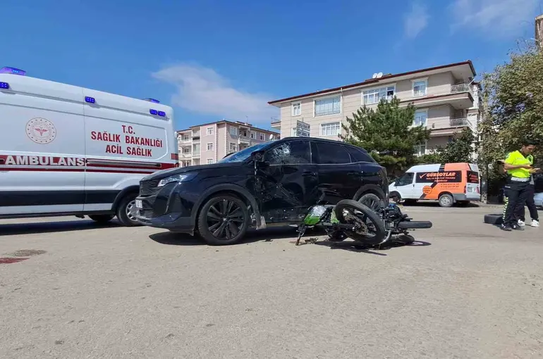Otomobil ile motosiklet çarpıştı: 1 ağır yaralı
