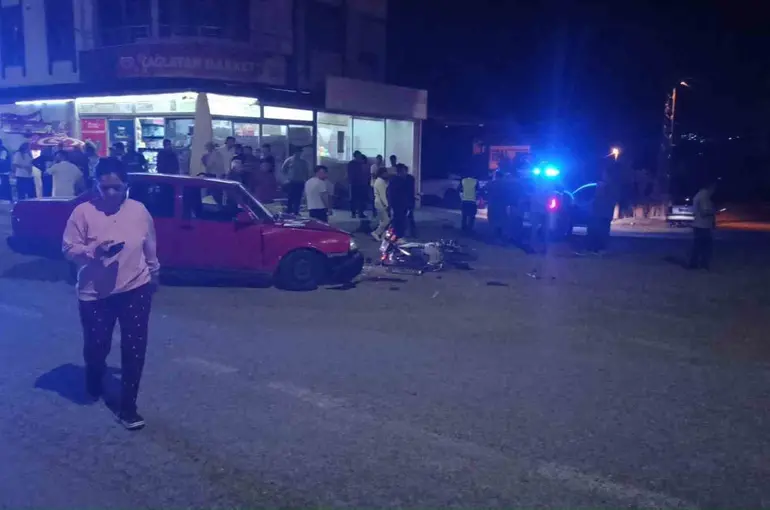 Otomobil ile motosiklet çarpıştı: 3 yaralı
