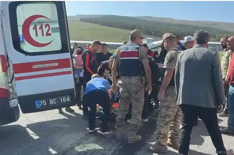 Otomobil ile pikap çarpıştı: 3 kişi yaralandı
