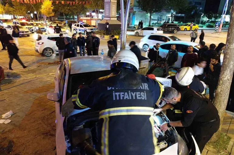 Otomobil, iş yeri merdivenine çarptı: 4 yaralı
