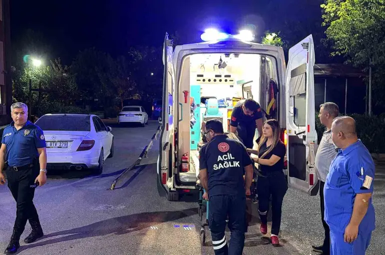Otomobil kaldırım kenarında oturan kişiye çarptı: 1 ağır yaralı
