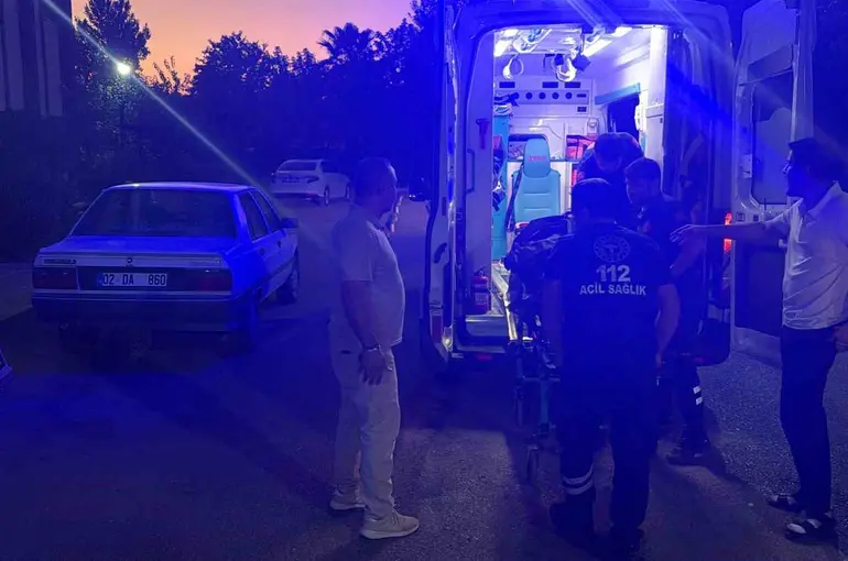 Otomobil kaldırıma çıktı: 3 yaralı
