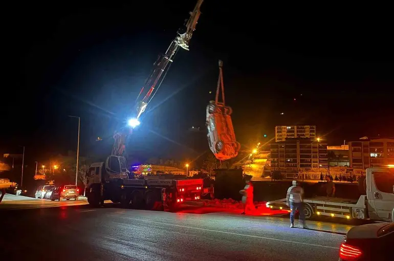 Otomobil şarampole yuvarlandı: 2 yaralı
